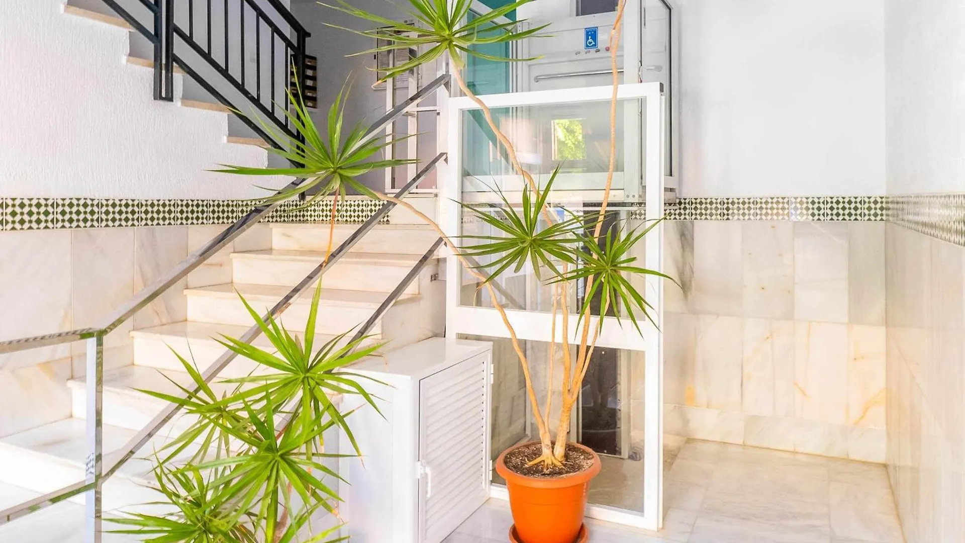 Centrico Apartamento Con Terraza En La Playa Rincon de la Victoria